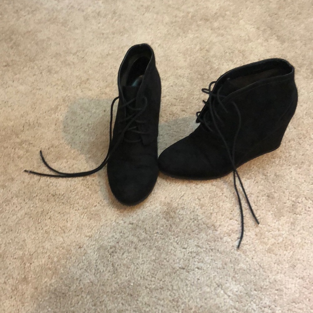 Black laced wedges ❤️